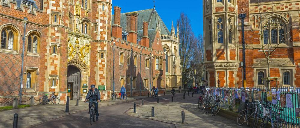 Straßenszene auf dem Campus der britischen Universität Cambridge.