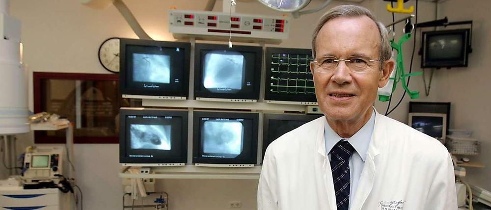 In der Kritik. Der Herzspezialist und Stammzellforscher Bodo-Eckehard Strauer in einem Untersuchungsraum der Uniklinik Düsseldorf. Das Bild entstand im September 2007. Strauer ist inzwischen emeritiert. 