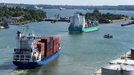 Viel Verkehr. Rund 100 Schiffe nutzen jeden Tag den Nord-Ostsee-Kanal. Mathematiker helfen, den Verkehr möglichst zügig abzuwickeln.
