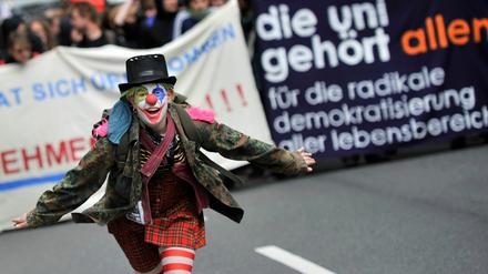 "Die Uni gehört allen." Studierende protestieren in Wiesbaden gegen anstehende Kürzungen bei den Hochschulen.
