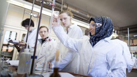 Studierende arbeiten im lebensmitteltechnischen Labor einer Hochschule.