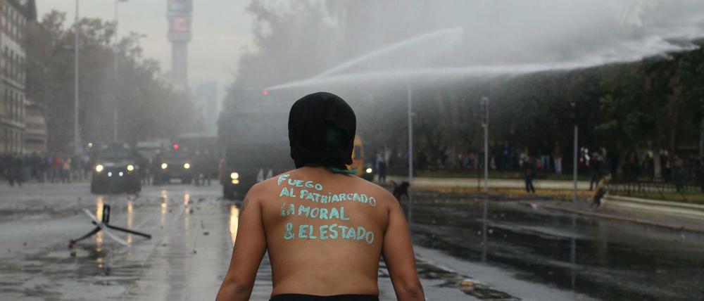 "Feuer dem Patriarchat": Eine Frau protestiert in Santiago de Chile gegen Sexismus.