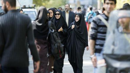 Studierende der Universität Teheran auf dem Weg zu Lehrveranstaltungen.