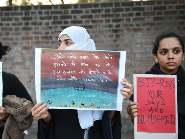 Auch am Indian Institute of Management (IIM) in Ahmedabad protestieren Studierende gegen die Attacken . "BJP - die Tage sind gezählt" steht auf einem Plakat gegen die Regierungspartei von Premierminister Narendra Modi.