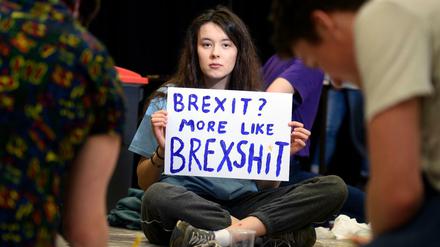 Eine Studentin hält ein selbstgemaltes Plakat mit der Aufschrift Brexit? More like Brexshit in den Händen.