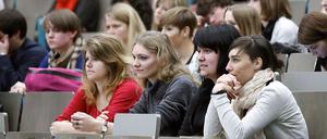 Im Hörsaal in der Mehrzahl. Unter Professoren sind Frauen dann stark unterrepräsentiert.