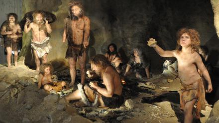 Die Rekonstruktion einer Gruppe Neandertaler im Neandertaler Museum in Krapina, Kroatien.