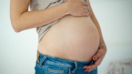 Ob das Ungeborene Trisomie hat, könnten manche Schwangere bald auf Kosten der Krankenkasse mit Hilfe eines Bluttests abklären lassen.