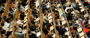 Finanzieren kommt vor dem Studieren. Das Archivbild zeigt Studierende am 26.10.2011 in einem großen Hörsaal der Technischen Universität (TUM) in München (Bayern). 