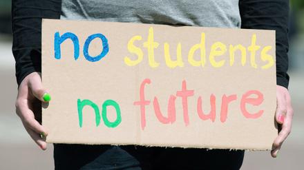 Studierende protestieren gegen die aus ihrer Sicht unzureichende Unterstützung in der Coronakrise.