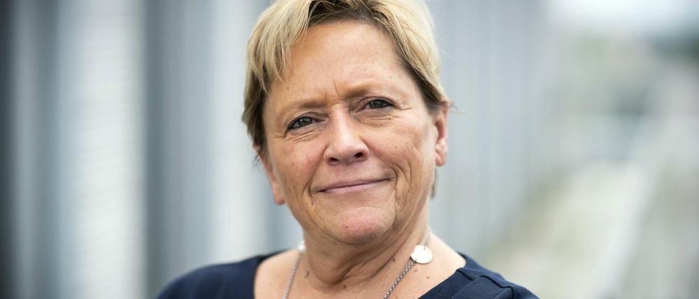 Porträtfoto von Susanne Eisenmann, Kultusministerin in Baden-Württemberg.