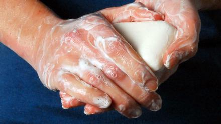 Wasser und Seife. Mehr braucht man für die Händehygiene nicht. Antibakterielle Wirkstoffe sind überflüssig - und können sogar schaden. 