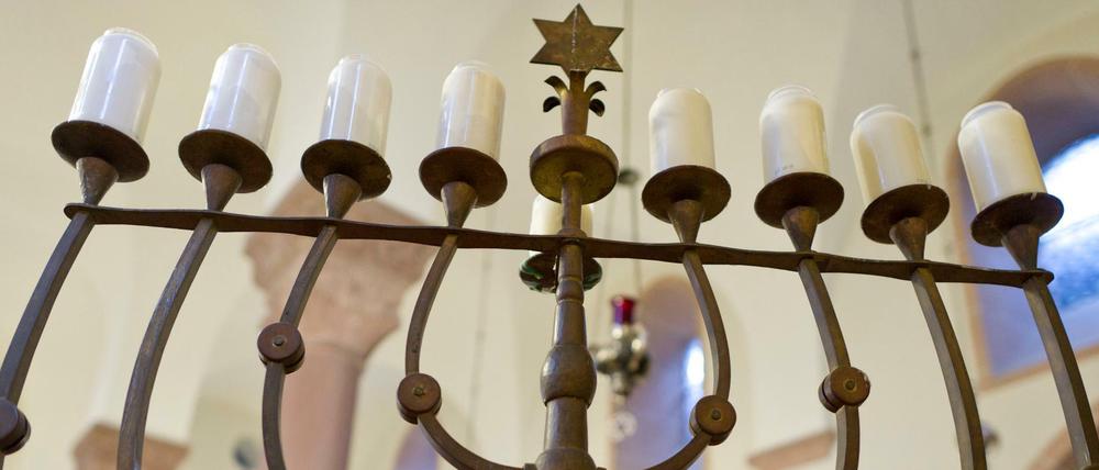 Ein Chanukka-Leuchter in einer Synagoge.