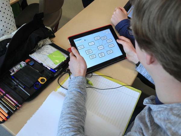 Mit Tablets können im Unterricht auch Schaubilder erstellt werden. Fehlendes W-Lan schränkt die Einsatzmöglichkeiten extrem ein.