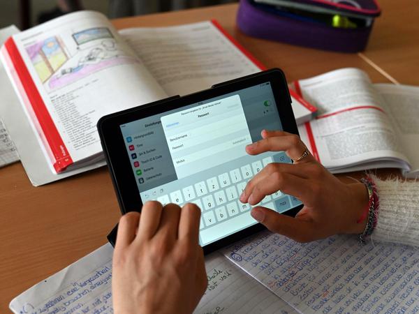 Noch ungeklärt: Mit welchen Geräten gehen Schülerinnen und Schüler eigentlich ins Netz?