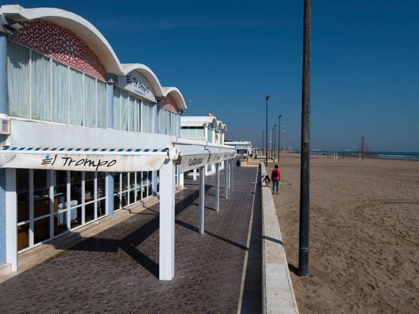 Geschlossene Restaurants an der Strandpromenade von Valencia.