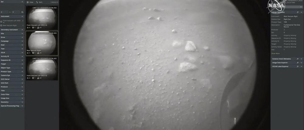 Das von der NASA zur Verfügung gestellte Bild zeigt eine erste Aufnahme des Rerseverance Rovers nach der Landung. 