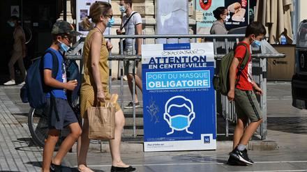 Ein Schild in Montpellier weist auf die Maskenpflicht im Stadtzentrum hin.
