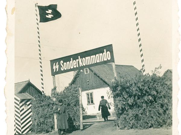 Lagertor des Vernichtungslagers Sobibor mit dem Schriftzug "SS-Sonderkommando".