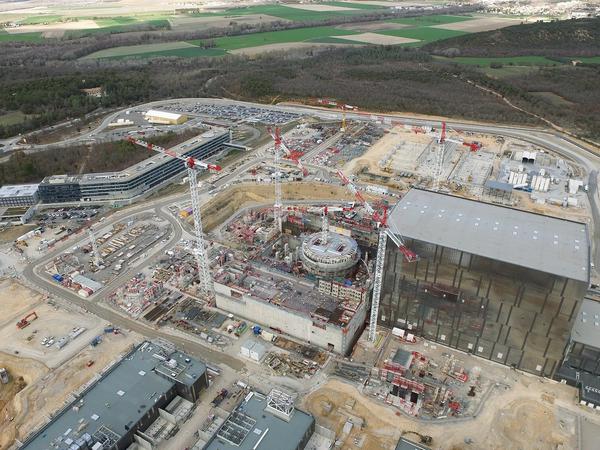 Der Reaktor Iter im französischen Cadarache ist bislang nur eine der teuersten Baustellen der Welt. Ab 2035 sollen hier zu Forschungszwecken Atomkerne verschmolzen und große Mengen Energie frei werden. 