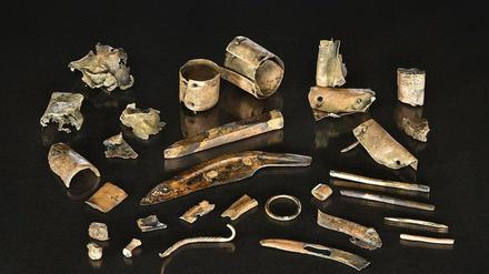 Fragmente von Objekte wie Schwerter und Schmuck aus Bronze.