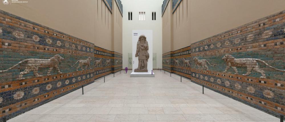 Blick in ein archäologisches Museum, den Fluchtpunkt bildet eine große Statue.