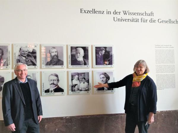 Peter Frensch und Gabriele Metzler stehen vor einer Wand der neuen Porträt-Galerie.