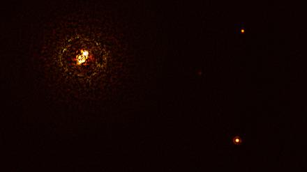 Der Doppelstern b Centauri (links oben) ist sechs mal so massiv wie die Sonne und so heiß, dass es nach gängiger Theorie zur Planetenentstehung eigentlich gar keinen Planeten in seiner Nähe (rechts unten) geben dürfte.