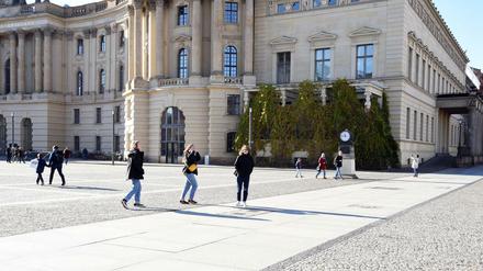 Passantinnen vor dem historischen Gebäude der Juristischen Fakultät der Humboldt-Universität zu Berlin.