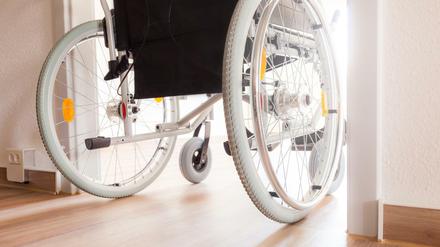 Den Rollstuhl einfach stehenlassen – das ist drei Querschnittpatienten in Studien schon gelungen.