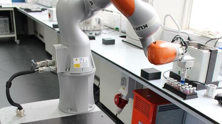 Helfender Arm. Ein Roboter übernimmt arbeiten im Chemie-Labor, vom Beladen von Versuchsgefäßen bis hin zur Gestaltung von Experimenten.