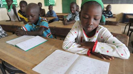 Schülerinnen und Schüler in einem Klassenraum in Senegal.