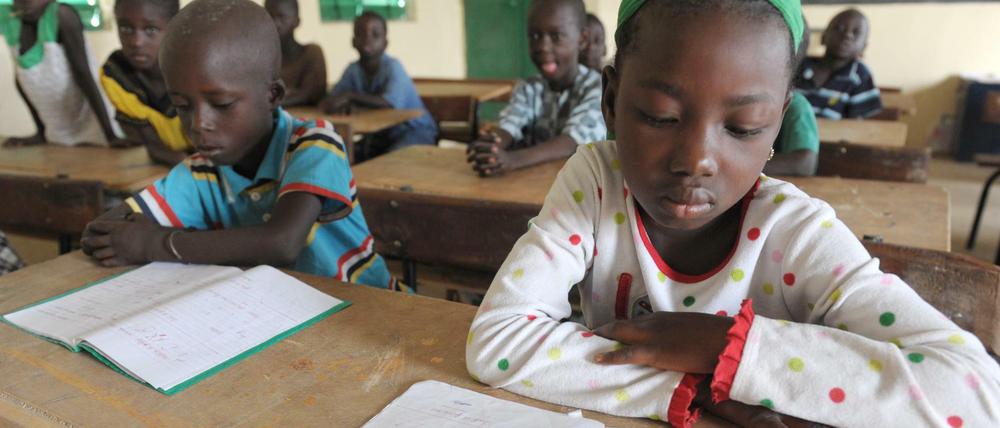 Schülerinnen und Schüler in einem Klassenraum in Senegal.