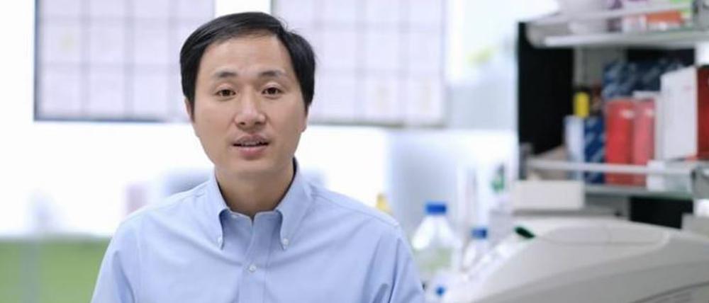 In einem YouTube-Video verkündete der chinesische Genforscher He Jiankui im November 2018, dass er das Erbgut der Zwillinge "Lulu" und "Nana" mit Hilfe der Gen-Schere CRISPR/Cas9 verändert hat, um sie resistent gegen Aids-Viren zu machen.
