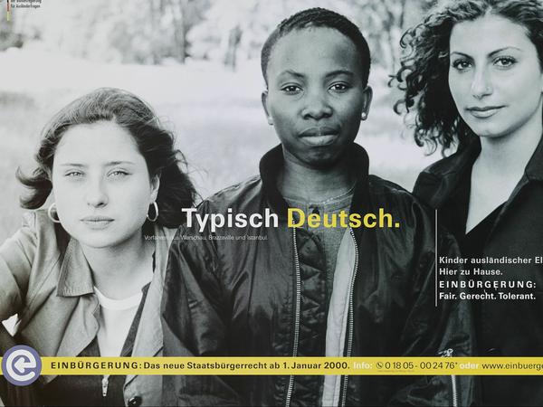 Plakat "Typisch Deutsch", Die Beauftragte der Bundesregierung für Ausländerfragen, Köln 2000.