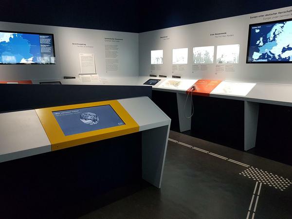 Ausstellungsflächen mit Bildschirmen im Haus der Wannsee-Konferenz.