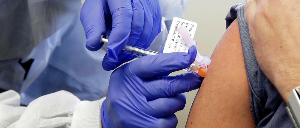 Um 6:45 Uhr Ortszeit in Savannah, Georgia, bekam der erste Proband der dritten und letzten Prüfphase den Covid-19-Impfstoffes der Biotech-Firma Moderna gespritzt.
