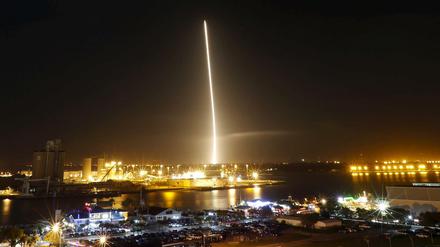 Glückliche Heimkehr. Die Langzeitbelichtung zeigt, wie die Falcon-9 des Unternehmens SpaceX aus dem All zum Weltraumzentrum Cape Canaveral zurückkehrt.
