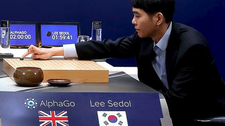 Der südkoreanische Go-Profi Lee Se-dol setzt gegen den Computer AlphaGo den ersten Stein. 