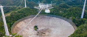 Ein Loch in der Schüssel, gerissene Kabel - die National Science Foundation der USA hat sich entschlossen, das Arceibo-Radio-Teleskop, das auch als Filmkulisse für den James-Bond-Klassiker "Golden Eye" diente, abzubauen.