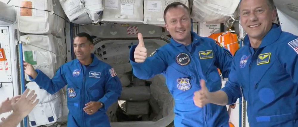 Angekommen an der ISS: Matthias Maurer (Mitte) mit seinen Kollegen. 