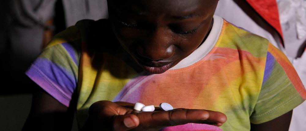 Eine 13-jährige Waise in Kenia nimmt ihre Medikamente gegen die Infektion mit HIV.