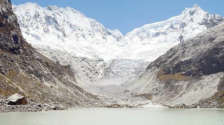 Der peruanische Bauer Saúl Luciano Lliuya vor dem Bergsee, den der geschmolzene Gletscher in seiner Heimat hinterlassen hat.