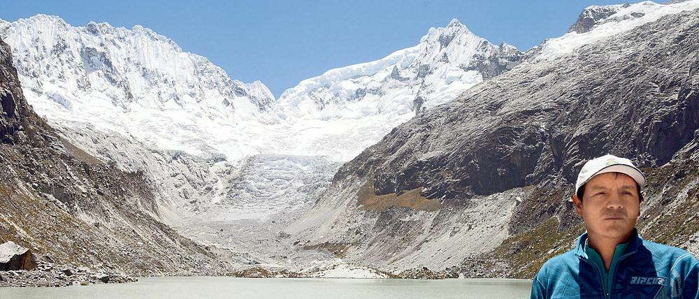 Der peruanische Bauer Saúl Luciano Lliuya vor dem Bergsee, den der geschmolzene Gletscher in seiner Heimat hinterlassen hat.