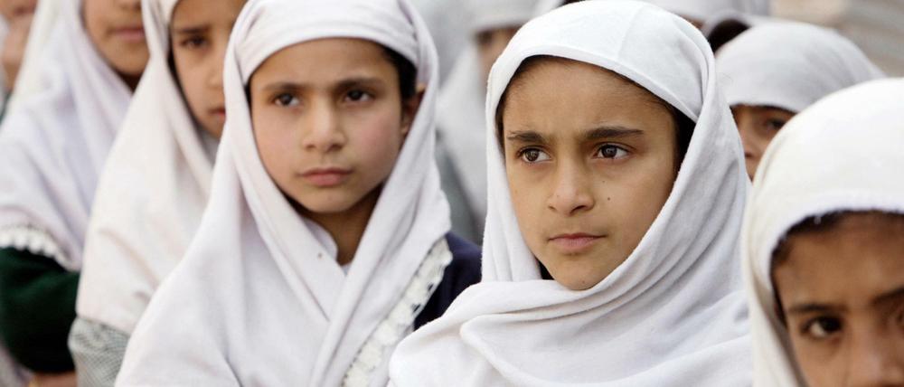 Schülerinnen einer pakistanischen Schule in Uniform beim morgendlichen Appell.