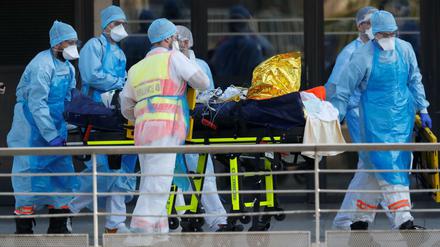 Ärzte in Straßburg betreuen einen Coronavirus-Patienten.