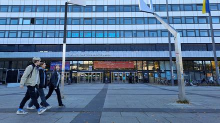 Studierende laufen am 11. Oktober 2022 am Hauptgebäude der TU Berlin entlang. Auf einem Banner über dem Eingang steht: Willkommen zurück auf dem Campus. Am Fahnenmast ist die ukrainische Flagge gehisst.