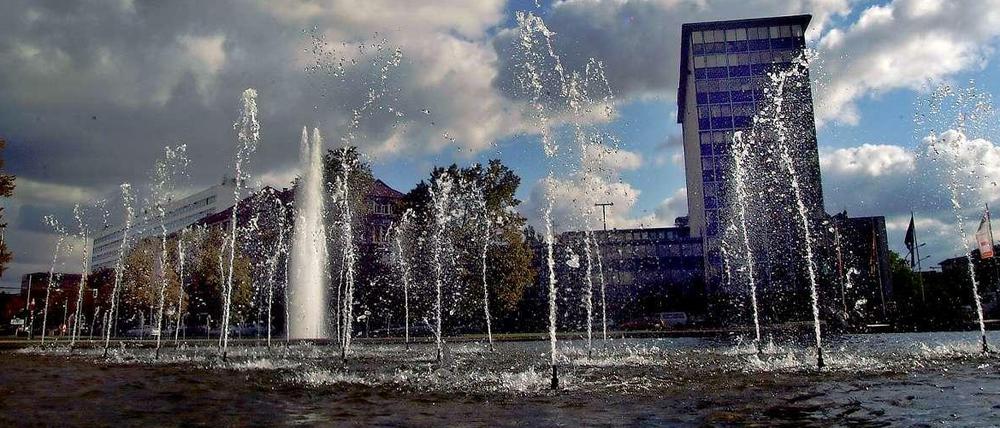Vor dem Campus der TU sprudeln Brunnen auf dem Ernst-Reuter-Platz.