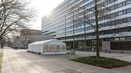 Vor dem Hauptgebäude der TU Berlin steht ein Zelt, in dem ein Testzentrum eingerichtet wurde.