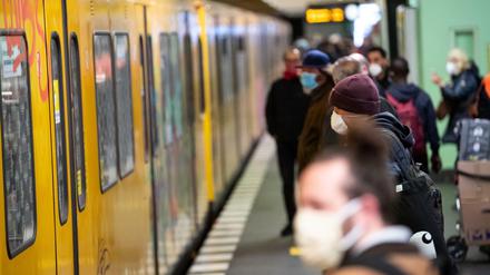 Öffentliche Verkehrsmittel könnten trotz obligatorischem Mund-Nasen-Schutz Infektionsorte sein. . In Berlin-Mitte beginnt nun eine Studie, die Aufschluss geben soll, wie viele Menschen im Bezirk sich vielleicht unbemerkt angesteckt haben.